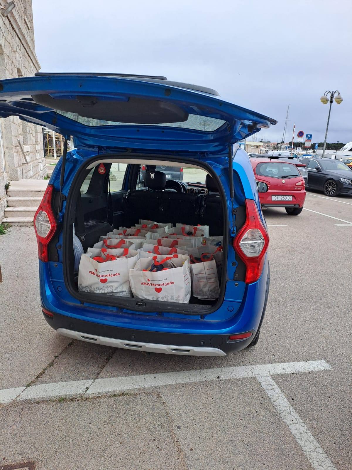 Podjela paketa za Uskrs